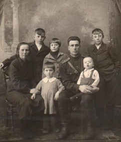 Андрей Иванович Киселев с женой Натальей Дмитриевной и детьми. 1943 год.