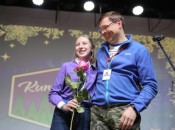 Артековскую розу Анастасия Шипова получила из рук директора детского центра Артековскую розу Анастасия Шипова получила из рук директора детского центра