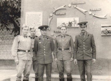 Бойцы у стенда с боевым путем части. Второй справа — Сергей Перцев. Город Магдебург, 1979 год