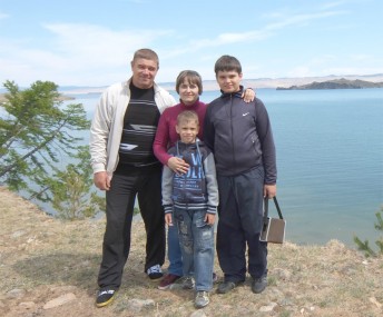 Дружная семья Богаткиных на берегу озера Байкал