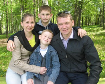 Дружная семья Золотовых – мама Ольга, сыновья: старший Кирилл и младший Алёша, и папа Сергей