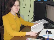 Елена Александровна Глушкова за рабочим столом