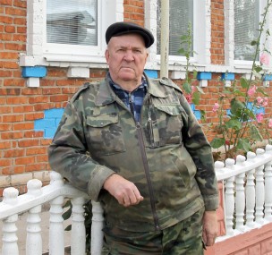 Евстафий Васильевич Шилов у палисадника родного дома