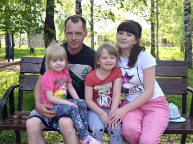 Глава семьи Андрей Жирнов в окружении своих любимых — жены Ольги и дочек Маши и Кати