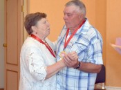 Как и много лет назад, молодожёны — Николай Иванович и София Леонидовна Хальновы — скрепили свой союз супружеским поцелуем и танцем