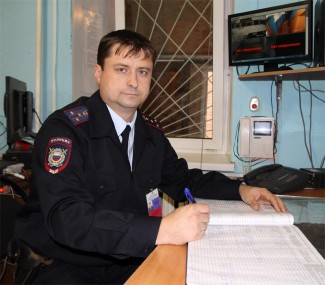 Капитан полиции Юрий Крайнов знает, какие меры реагирования применить при любых изменениях оперативной обстановки