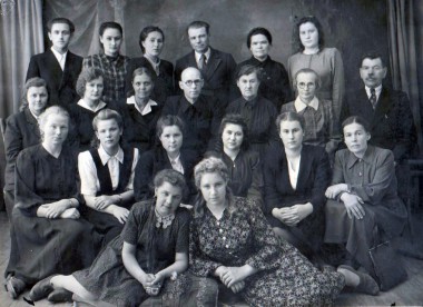 Коллектив учителей 1948-1949 гг. Вторая справа во втором ряду —  Ариада Леонидовна Кузнецова