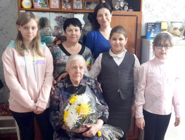 Лидия Ивановна Школьнова в день юбилея в окружении самых дорогих людей