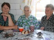 Лидия Васильевна Гаранина всегда окружена любовью и заботой близких людей. За чашечкой чая она с дочерьми Альбиной и Ниной