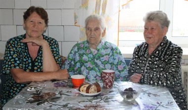 Лидия Васильевна Гаранина всегда окружена любовью и заботой близких людей. За чашечкой чая она с дочерьми Альбиной и Ниной