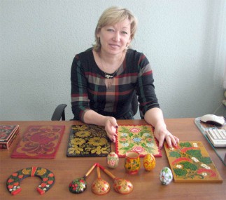 Л.Н. Столярова обучает детей народному художественному промыслу