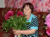 Людмила Константиновна Бармина принимает цветы и подарки в cвой юбилей