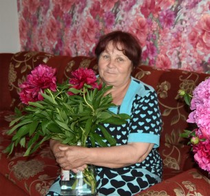 Людмила Константиновна Бармина принимает цветы и подарки в cвой юбилей