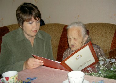 Марии Евгеньевне Маненковой исполнился 101 год, но, несмотря на свой почтенный возраст, она по-прежнему не сидит на месте, всегда рада гостям и общению