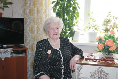 Мария Александровна не изменяет своей привычке хорошо выглядеть. Начиная с 1942 года и по сей день она делает химзавивку.  В военное время она даже меняла кусок хлеба на нее.