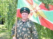 Михаил Стулов с флагом погранвойск в День пограничника. 28 мая
