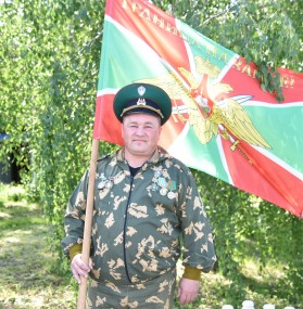 Михаил Стулов с флагом погранвойск в День пограничника. 28 мая