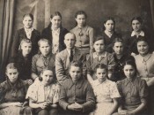 Муза Зубарева (верхний ряд, вторая слева) со своим классом. 1945 г., 8 кл.
