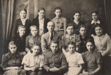 Муза Зубарева (верхний ряд, вторая слева) со своим классом. 1945 г., 8 кл.