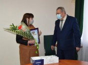 Н.А. Беляков вручил Н.С. Потемкиной грамоту, цветы и памятный подарок в знак благодарности за многолетнюю работу
