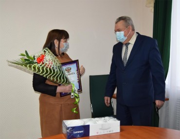 Н.А. Беляков вручил Н.С. Потемкиной грамоту, цветы и памятный подарок в знак благодарности за многолетнюю работу