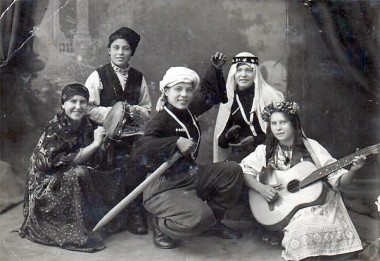 На сцене Казачье-Слободского клуба.  Девушка с гитарой — Клавдия Пенькова. Фото из семейного архива К. Судомойкиной