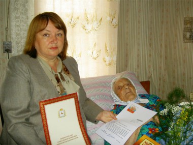 Начальник управления соцзащиты населения  Н.С. Потемкина поздравляет Т.И. Борбышеву  со 100-летием.