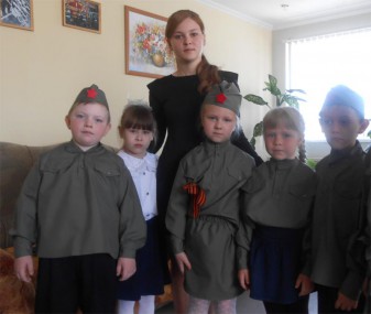 Наталья Николаевна Локтева со своими  юными артистами в доме милосердия.  7 мая 2015 г.