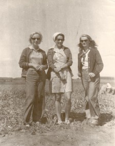 Наталья Вялкова (справа) — старшая пионервожатая в районном пионерском лагере