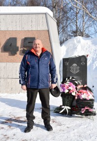 Николай Абкаров у памятного знака тем, кто выполнял свой долг за рубежами Отечества