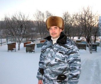 Николай Борисович Коровин  и зимой заботится о пчелах