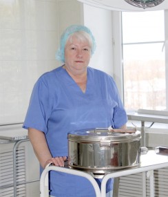 Операционная медсестра Лидия Николаевна Кострова на своем боевом посту