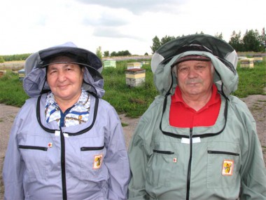 Пчеловоды Виктор Александрович и Ирина Хусяиновна Мизерновы  и трудятся как пчелки, и выглядят «модно»: без специального прикида  на пасеку шагу не шагнешь