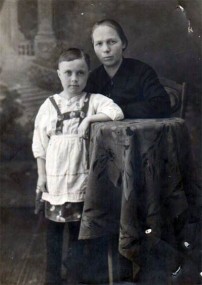 Первоклассница Зоя вместе с мамой  Пелагеей Александровной