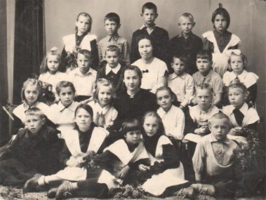 Пионервожатся Антонина Телицына (в центре)  со школьниками второго класса. 1956 г.