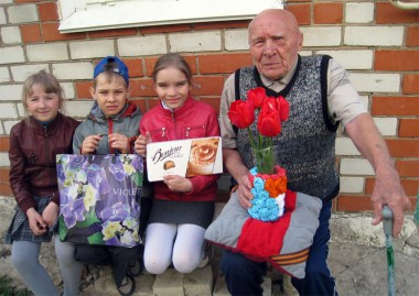 Ребята из Центра социальной помощи семье и детям посетили ветерана ВОВ Василия Дмитриевича Ломова и подарили ему свою поделку, а также сладкий сюрприз