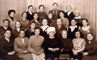 Римма Андреевна Ерикова (вторая справа в верхнем ряду) никак не хочет быть на фото без коллектива. На снимке она с коллегами из КБО.