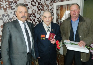 Руководители района поздравили участника войны Н.К. Коженкова с наступающим Днем Победы и вручили юбилейную медаль