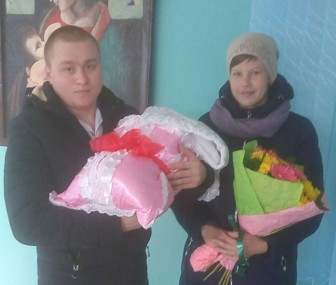 Счастливые родители Наталья и Алексей Даниловы  в день выписки из роддома