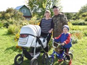 Счастливые родители Юлия и Дмитрий Романовы со своими сыновьями