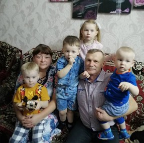 Счастливые Светлана и Михаил Бонтаевы с любимыми внуками