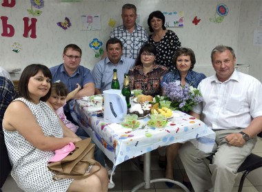 Семьи Апроменко, Приползиных и Шишковых  за праздничным чаепитием