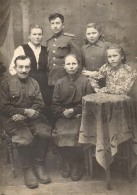 Семья Ратановых с детьми.  Верхний ряд справа — Н.И. Артемьева. 1951 год.