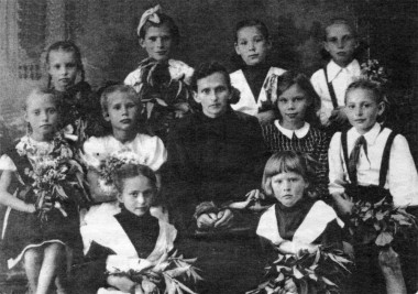 С.М. Узикова и 3А класс. 1950 год