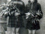 Справа - Антонина Гребенкина (Караулова) со своей одноклассницей-подружкой, беженкой с Украины Светланой Петровой. 1950 г.