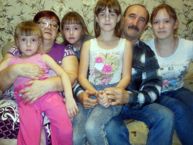 Супруги Геннадий и Ирина Серовы с внучатами