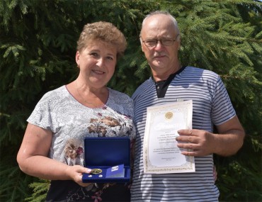 Супруги из Курлакова Ирина и Александр Лабутины удостоены награды «За любовь и верность»