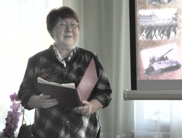 Светлана Полещук читает стихи на презентации своего сборника «Была война» в районной библиотеке. Май 2018 г.