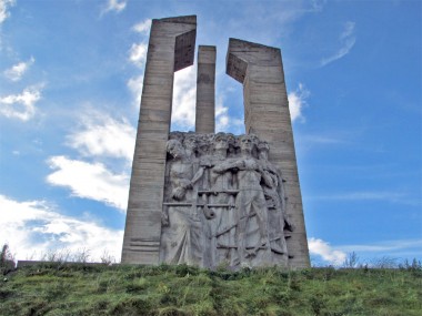 Центральный монумент мемориального комплекса «Дулаг-100»