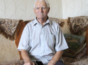 У Бориса Николаевича Маненкова в 80 лет есть еще сила в натруженных руках, не растерялся опыт, а глазомер по-прежнему точен